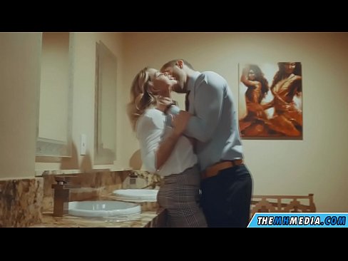 ❤️ Gava ku blondeyek busty we di nav hewşek gelemperî de dixapîne ☑ Vîdyoyê seksî li porno ku.mathem-1-class.ru ﹏